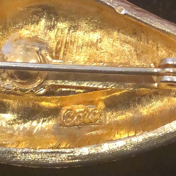 SOLD - Closet Clear Out 🔥 -Coro Gold Tone Vintage Leaf Brooch - Picture 4 of 8